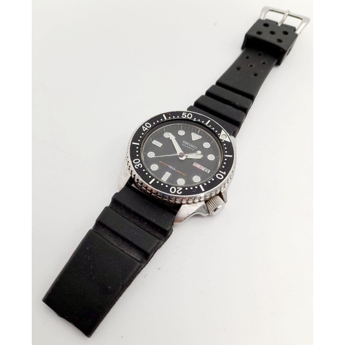 1116 - A Vintage Seiko Quartz Divers Watch. 36mm stainless steel case. Day date window. Black strap (broken... 