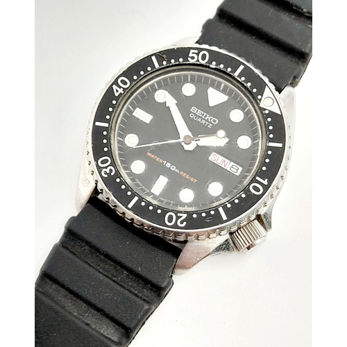 1116 - A Vintage Seiko Quartz Divers Watch. 36mm stainless steel case. Day date window. Black strap (broken... 