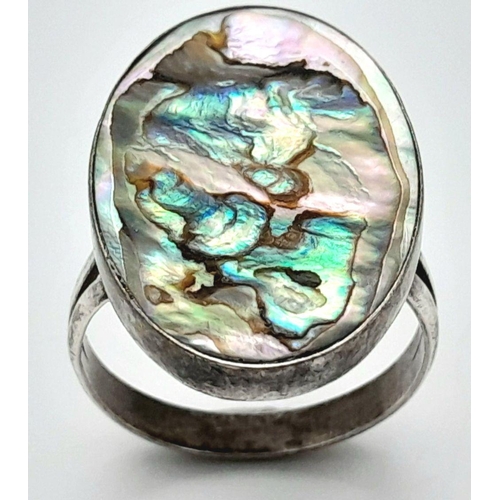 1762 - A vintage 925 Mexico silver Mother of Pearl ring. Total weight 4.7G. Size Q/R.