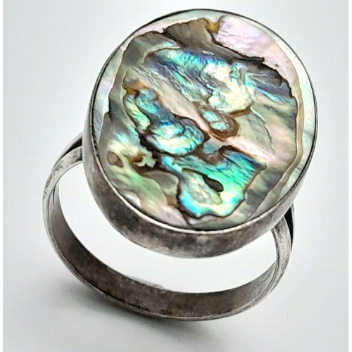 1762 - A vintage 925 Mexico silver Mother of Pearl ring. Total weight 4.7G. Size Q/R.