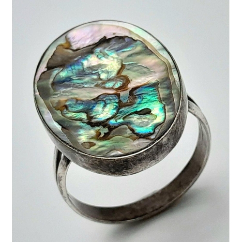 1762 - A vintage 925 Mexico silver Mother of Pearl ring. Total weight 4.7G. Size Q/R.