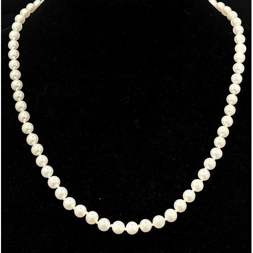 445 - A Pearl Small Bead Necklace with 14K Gold Clasp. 40cm.  Ref: STK019968