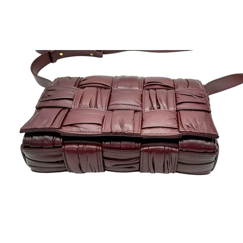 95 - A Bottega Veneta Calfskin Intreccio Plisse Cassette Crossbody Bag. Burgundy woven leather exterior, ... 