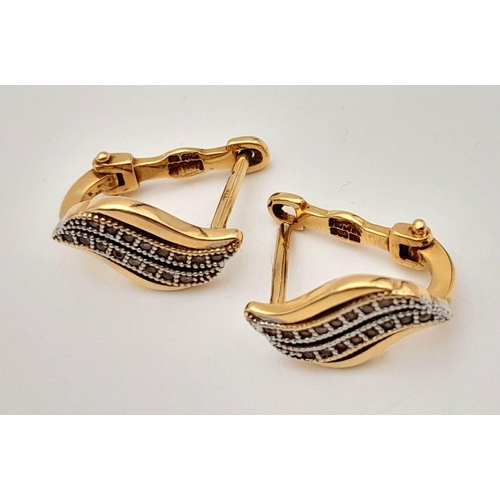 1599 - A Pair of 14K Yellow Gold Decorative 'Leaf Form' Earrings. Lever-back clasp. 15mm. 3.6g total weight... 