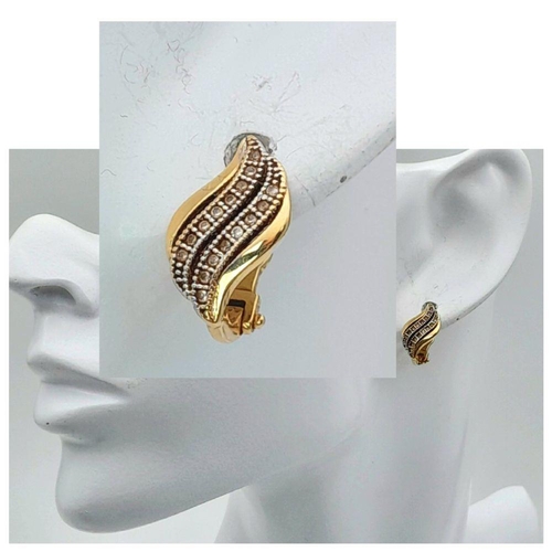 1599 - A Pair of 14K Yellow Gold Decorative 'Leaf Form' Earrings. Lever-back clasp. 15mm. 3.6g total weight... 