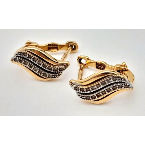 1599 - A Pair of 14K Yellow Gold Decorative 'Leaf Form' Earrings. Lever-back clasp. 15mm. 3.6g total weight... 