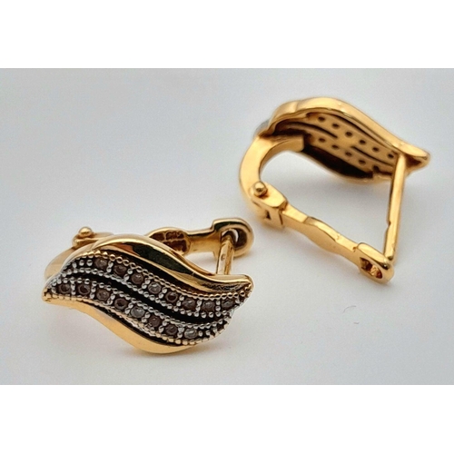 1599 - A Pair of 14K Yellow Gold Decorative 'Leaf Form' Earrings. Lever-back clasp. 15mm. 3.6g total weight... 