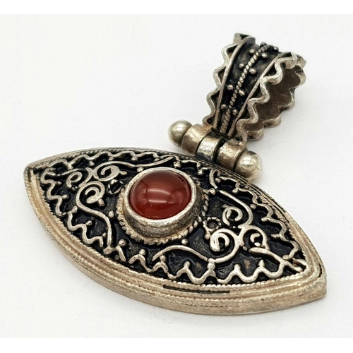 1748 - A stunning 925 silver Carnelian evil eye pendant with engravings. Total weight 7.6G.