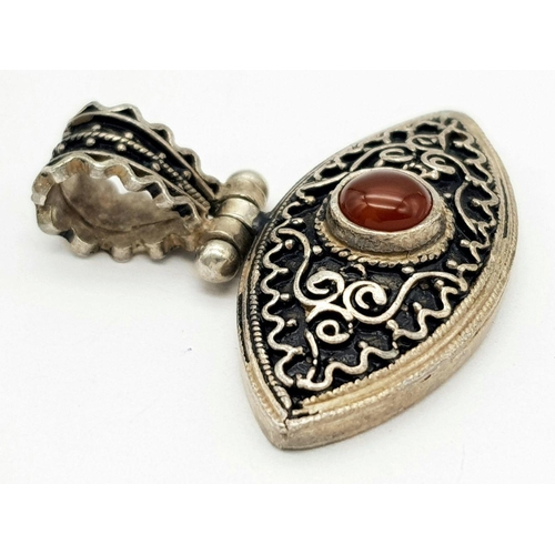 1748 - A stunning 925 silver Carnelian evil eye pendant with engravings. Total weight 7.6G.