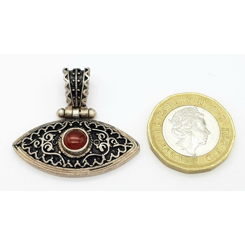 1748 - A stunning 925 silver Carnelian evil eye pendant with engravings. Total weight 7.6G.