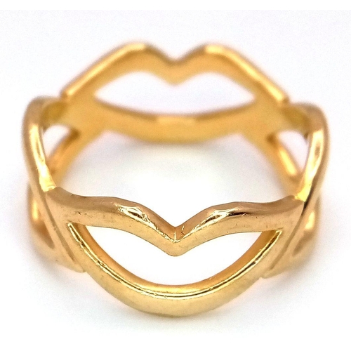 104 - A 18K YELLOW GOLD DIAMOND SET LIPS RING 3.7G SIZE K 1/2. Ref: SC 7088