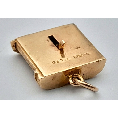 251 - A 9K YELLOW GOLD DANCING CAN CAN GIRLS CHARM,  BUTTON AT BACK MOVES TO MAKE THEIR LEGS KICK UP. 3.2G... 