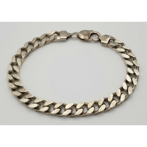 261 - A Stylish Solid Silver 925, Curb Chain Bracelet, 33 grams, 22.5cm. In excellent condition.