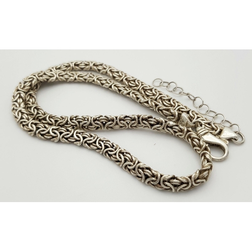 268 - An Elegant Solid Silver 925 Necklace, 22.8 grams, 47cm. In excellent condition.