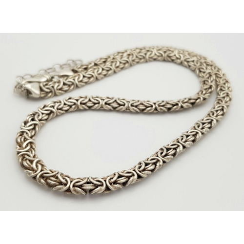 268 - An Elegant Solid Silver 925 Necklace, 22.8 grams, 47cm. In excellent condition.