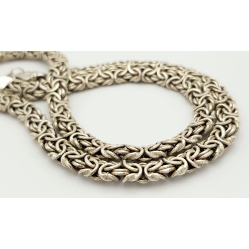 268 - An Elegant Solid Silver 925 Necklace, 22.8 grams, 47cm. In excellent condition.