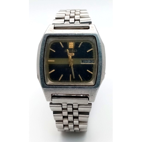 87 - A Vintage Seiko 5 Automatic Gents Watch. Stainless steel bracelet and case - 36mm. Black and gilded ... 