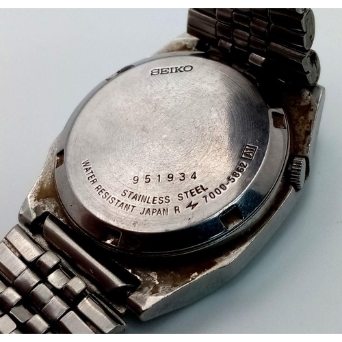 87 - A Vintage Seiko 5 Automatic Gents Watch. Stainless steel bracelet and case - 36mm. Black and gilded ... 