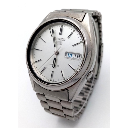 1815 - A SEIKO 5 AUTOMATIC GENTS WATCH IN STAINLESS STEEL, DAY-DATE BOX - A TIMELESS CLASSIC