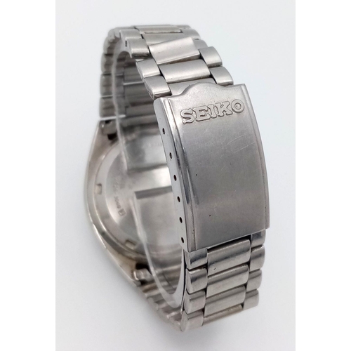 1815 - A SEIKO 5 AUTOMATIC GENTS WATCH IN STAINLESS STEEL, DAY-DATE BOX - A TIMELESS CLASSIC