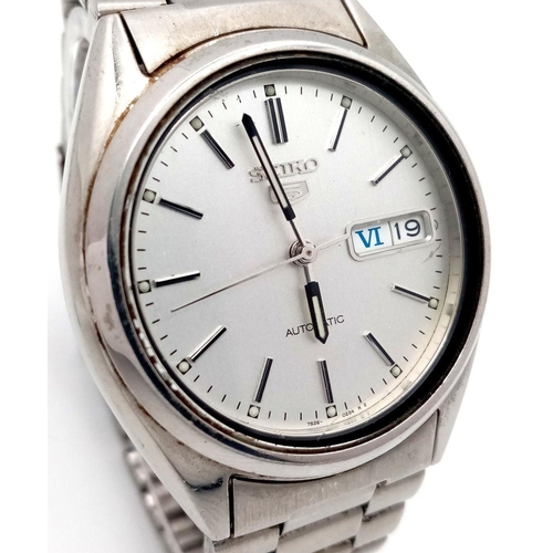 1815 - A SEIKO 5 AUTOMATIC GENTS WATCH IN STAINLESS STEEL, DAY-DATE BOX - A TIMELESS CLASSIC