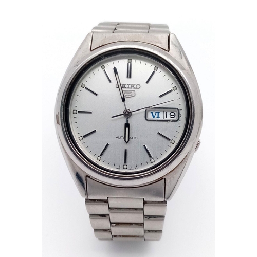 1815 - A SEIKO 5 AUTOMATIC GENTS WATCH IN STAINLESS STEEL, DAY-DATE BOX - A TIMELESS CLASSIC