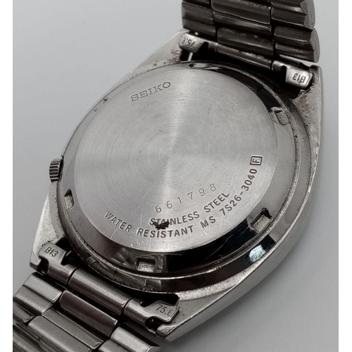 1815 - A SEIKO 5 AUTOMATIC GENTS WATCH IN STAINLESS STEEL, DAY-DATE BOX - A TIMELESS CLASSIC