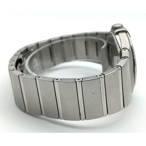 109 - An Omega Constellation Gents Watch. Stainless steel bracelet and case - 35mm. Quartz movement. Model... 