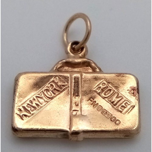 881 - A 9K YELLOW GOLD TRAVEL LUGGAGE CHARM WITH LONDON, PARIS, ROME & NEW YORK WRITTEN ON IT 0.6G TOTAL W... 