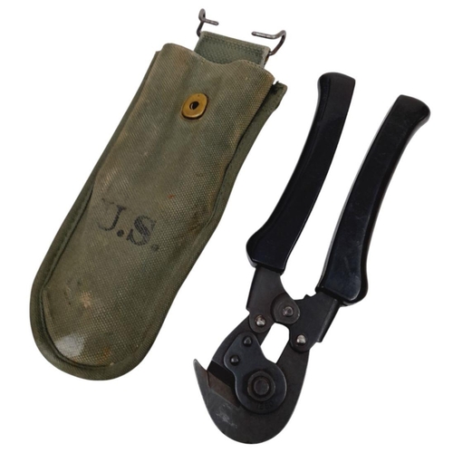 732 - A WW2 US Engineers Parrot-Nosed Wire Cutters in the original pouch.