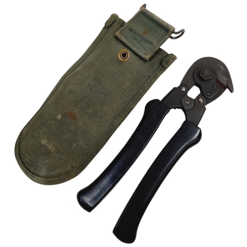 732 - A WW2 US Engineers Parrot-Nosed Wire Cutters in the original pouch.