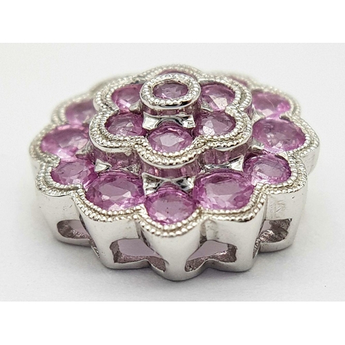 867 - A 9K WHITE GOLD PINK SAPPHIRE SET FLOWER PENDANT 1.8G TOTAL WEIGHT. Ref: SC 7010