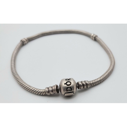 972 - A PANDORA STERLING SILVER MOMENTS BRACELET 14.3G TOTAL WEIGHT, 19CM LENGTH. Ref: SC 7115