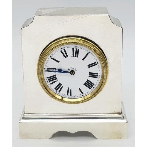 198 - A SUBERB HALLMARKED SILVER MANTEL CLOCK BY THE PRESTIGOUS FIRM GARRARDS - DATED LONDON 1922. FITTED ... 