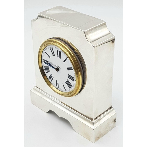 198 - A SUBERB HALLMARKED SILVER MANTEL CLOCK BY THE PRESTIGOUS FIRM GARRARDS - DATED LONDON 1922. FITTED ... 