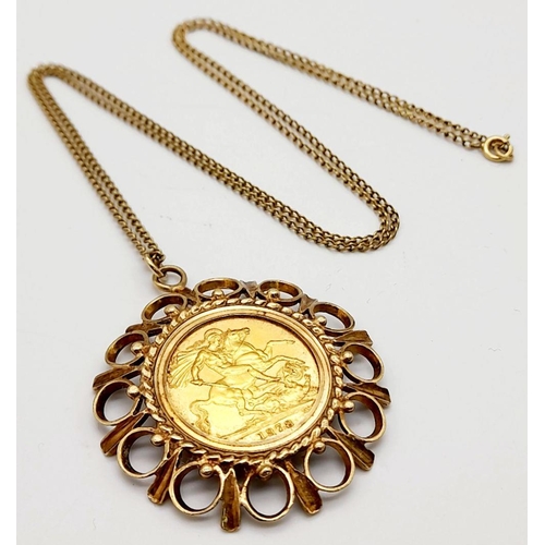 31 - A 22K GOLD FULL SOVEREIGN IN A 9K GOLD SETTING AND ON A 54cms 9K GOLD NECK CHAIN, TOTAL WEIGHT 16.1g