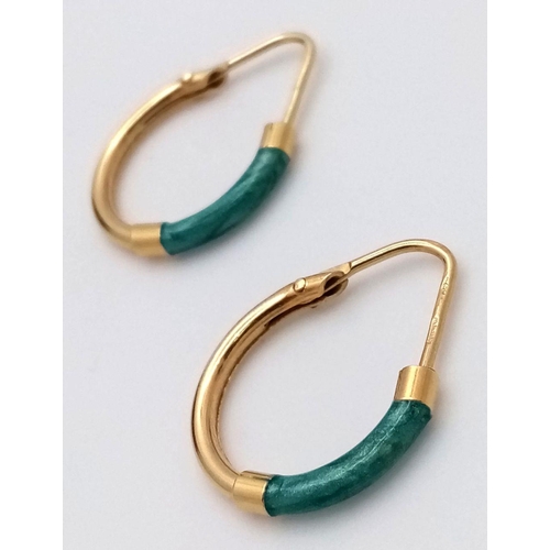 84 - Beautiful classic Pair of 18 Carat GOLD and JADE HOOP EARRINGS. 2.24 grams. 1.5 cm Diameter.