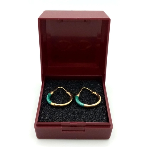 84 - Beautiful classic Pair of 18 Carat GOLD and JADE HOOP EARRINGS. 2.24 grams. 1.5 cm Diameter.