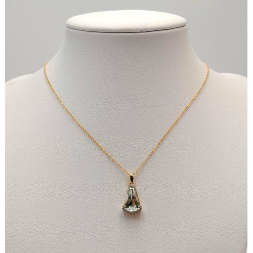 136 - A 18K YELLOW GOLD GREEN GARNET & DIAMOND PENDANT ON 46CM CHAIN. 4.4G TOTAL WEIGHT , 2.1CM DROP PENDA... 