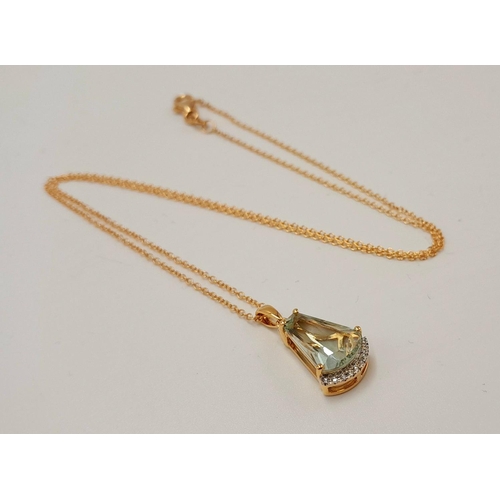 136 - A 18K YELLOW GOLD GREEN GARNET & DIAMOND PENDANT ON 46CM CHAIN. 4.4G TOTAL WEIGHT , 2.1CM DROP PENDA... 