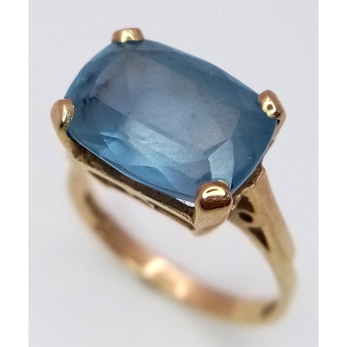 386 - A VINTAGE 9K GOLD DRESS RING WITH A NICELY CUT BLUE STONE .      3.6gms    size M/N