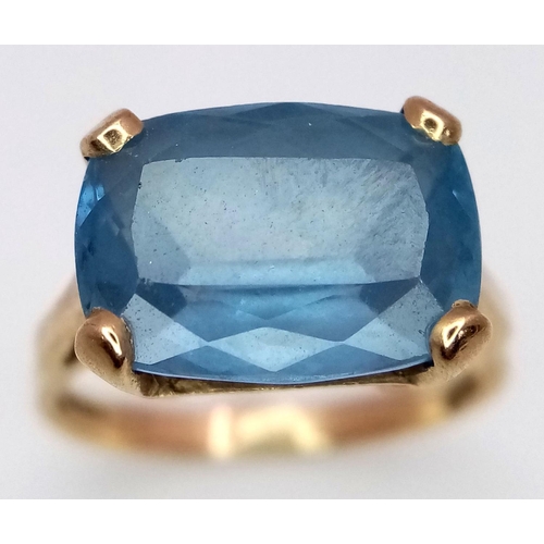 386 - A VINTAGE 9K GOLD DRESS RING WITH A NICELY CUT BLUE STONE .      3.6gms    size M/N