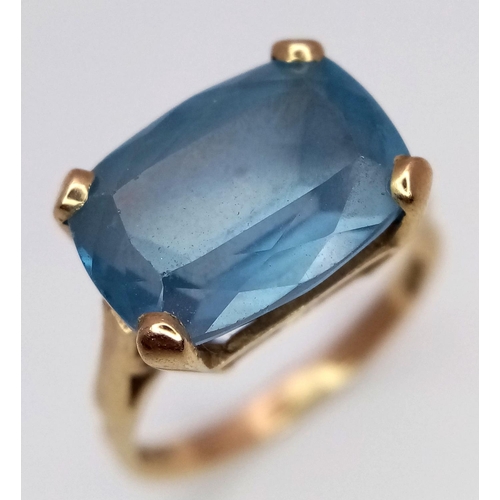 386 - A VINTAGE 9K GOLD DRESS RING WITH A NICELY CUT BLUE STONE .      3.6gms    size M/N