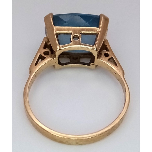 386 - A VINTAGE 9K GOLD DRESS RING WITH A NICELY CUT BLUE STONE .      3.6gms    size M/N