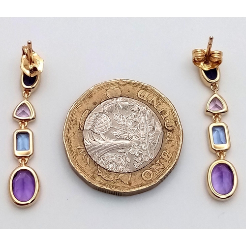 400 - A 18K YELLOW GOLD TANZANITE & AMETHYST SET DROP EARRINGS 3.2G , 27MM DROP. Ref: A/S 1177