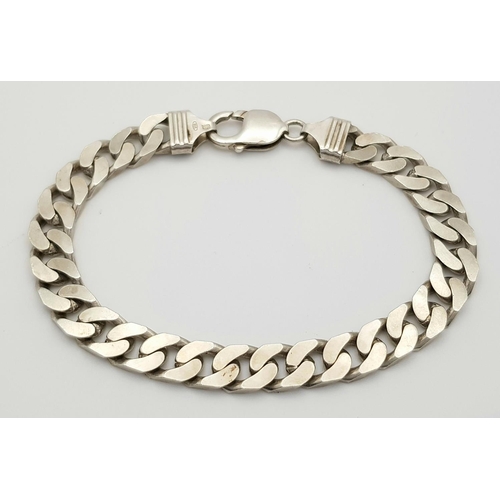 527 - A Chunky Solid Silver 925 Curb Chain Bracelet, 31.7 grams, 22cm. In excellent condition.