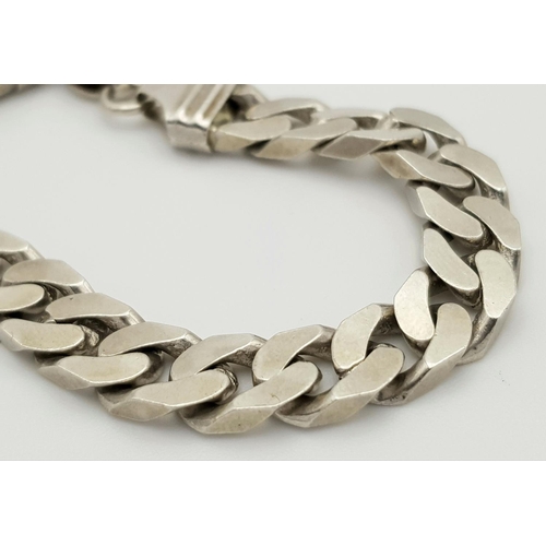 527 - A Chunky Solid Silver 925 Curb Chain Bracelet, 31.7 grams, 22cm. In excellent condition.