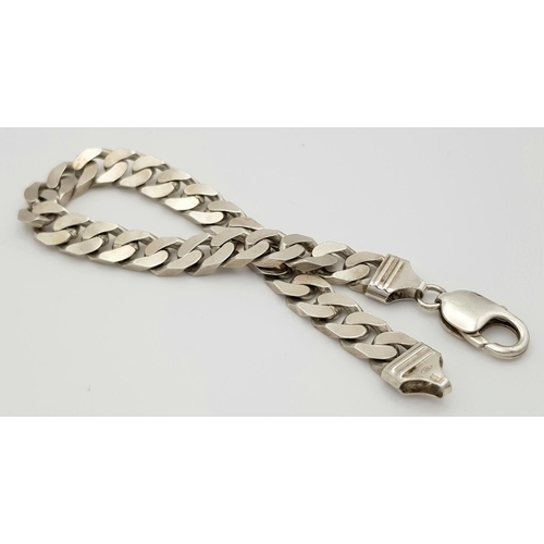 527 - A Chunky Solid Silver 925 Curb Chain Bracelet, 31.7 grams, 22cm. In excellent condition.