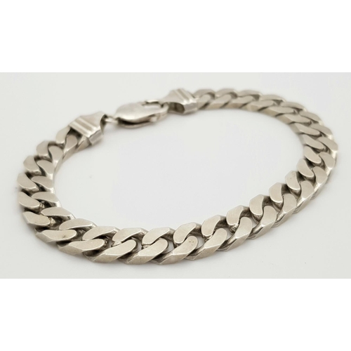 527 - A Chunky Solid Silver 925 Curb Chain Bracelet, 31.7 grams, 22cm. In excellent condition.