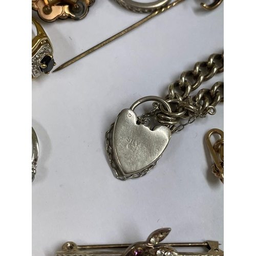 1534 - Assorted jewellery to include silver bracelet  & 9ct back and front locket ( loop as found ) and Etr... 